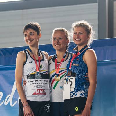 Lili Beck portant sa médaille © Noa BARRAU / SCOTT Sports