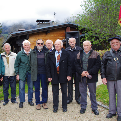 Situé en 2e position en partant de la gauche, Jean est ici entouré de ses amis, les anciens combattants, durant la cérémonie du 8 mai 2017. - ?
