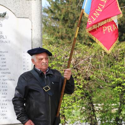 Porte-drapeau Roger Morand devant le monument aux morts - Pierre Bessy