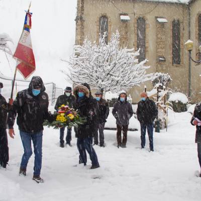 Cérémonie au Monument aux Morts à Praz le 5 décembre.