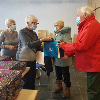 Les Anciens récupèrent le colis de Noël.