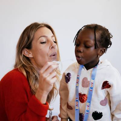 Coraline Jond auprès d'une enfant accompagnée par l'association L'Envol - L'Envol