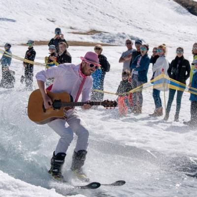 Skieur dans l'eau avec guitare à Praz-sur-Arly