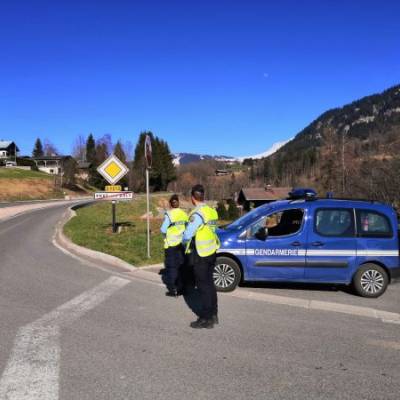 Gendarmes veillant sur le confinement en Haute-Savoie