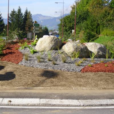 Rond-point d'Intarmarché qui sera repris en octobre 2010 en raison de dégradations anormales observées sur la couche de surface de l'enrobé