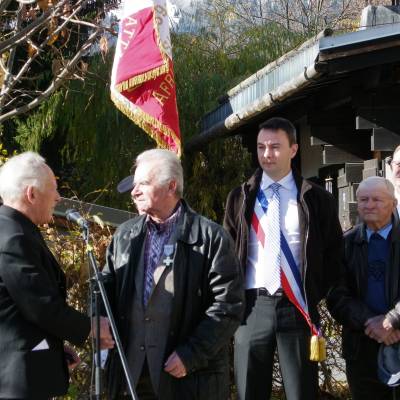Remise de décoration à Sylvain Rey durant la Cérémonie du 11 novembre 2010