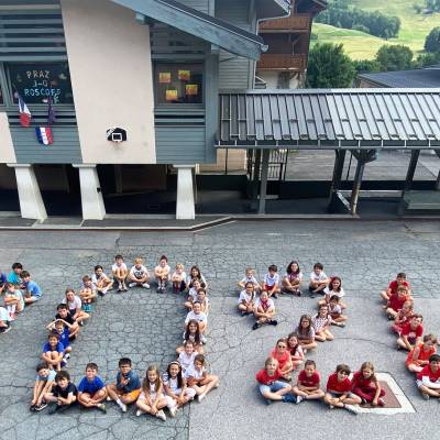 Ecole Praz label Génération 2024 dans la cour