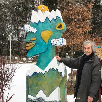Louis Chabaud au mini-golf d'art singulier de Praz-sur-Arly, devant une de ses œuvres - Mairie de Praz-sur-Arly
