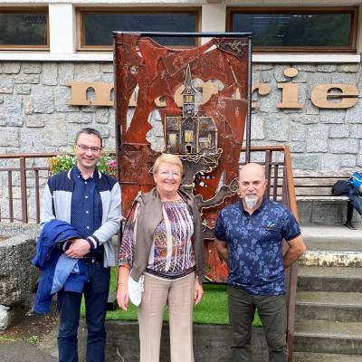 Mme Arlette Salvo, maire de La Ciotat, entourée du maire de Praz-sur-Arly, Yann Jaccaz (à gauche) et de Pierre Bessy, 1er adjoint au maire.