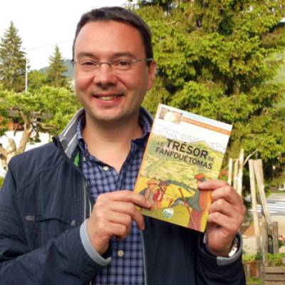Le maire, Yann Jaccaz, présente la première BD dédiée à Praz-sur-Arly.