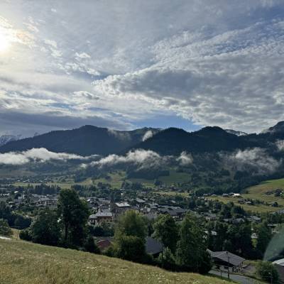 Praz sous un ciel orageux