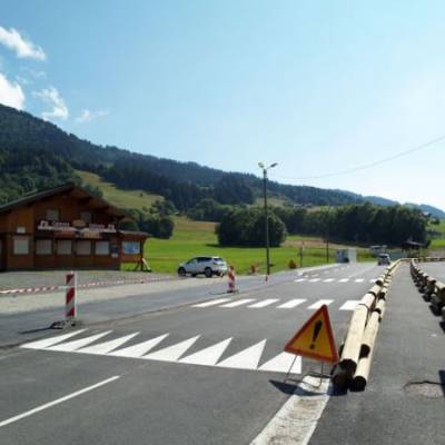 Traversée sécurisée des piétons devant la caisse des remontées mécaniques grâce à ce passage surélevé