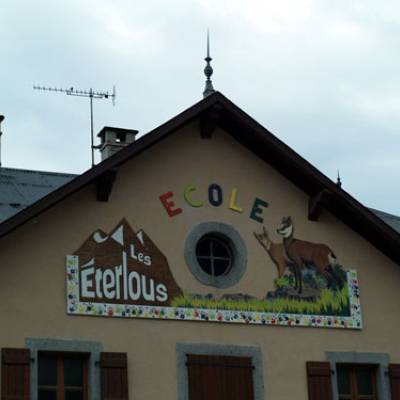 Baptême de l'école publique en mai 2010 : pose de l'enseigne réalisée par Mme Encinas