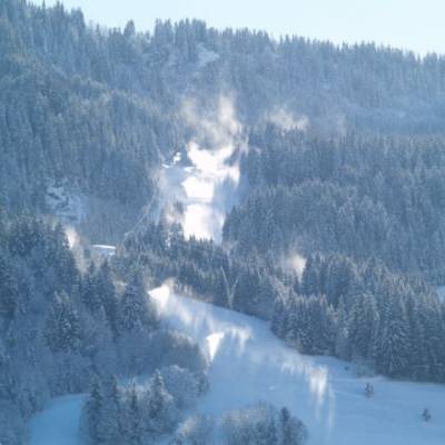 Les enneigeurs tournent à plein sur le mur des Chars et aux Bernards.