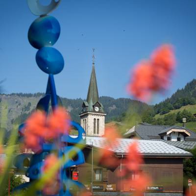 L'église de Praz-sur-Arly et fleurs devant la mairie