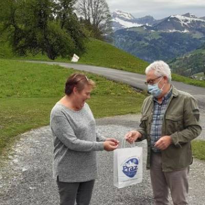 Distribution des kits auprès des bénévoles, assurée par des élus (ici : Alain Quinet)