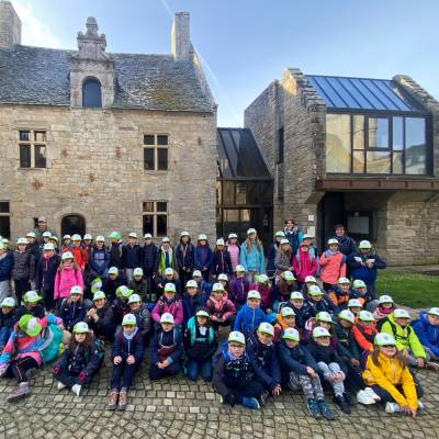 Les Petits Pralins devant la mairie de Roscoff.
