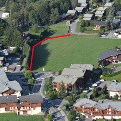 En rouge : le sentier piétonnier provisoire, balisé