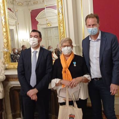 Jeaninne Tissot reçoit une médaille des mains du Préfet.