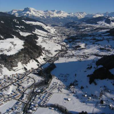 Vue aérienne sur le village de Praz-sur-Arly enneigé