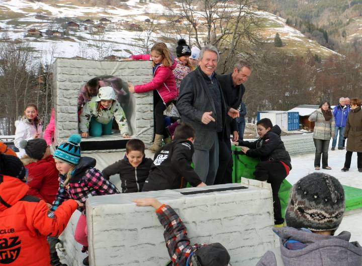 Georges Morand (conseiller départemental et maire de Sallanches) et Patrick Kollibay (maire de Passy) entouré d'enfants