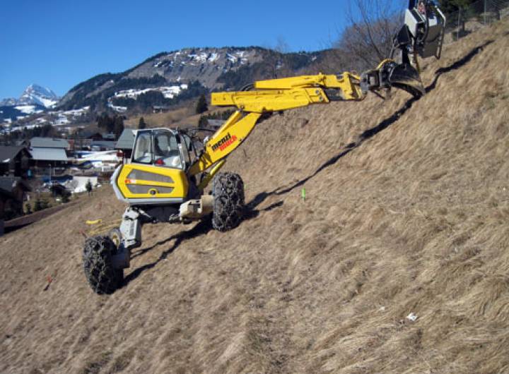 Sécurisation de la falaise de Bellevarde à l'aide d'une pelle-araignée