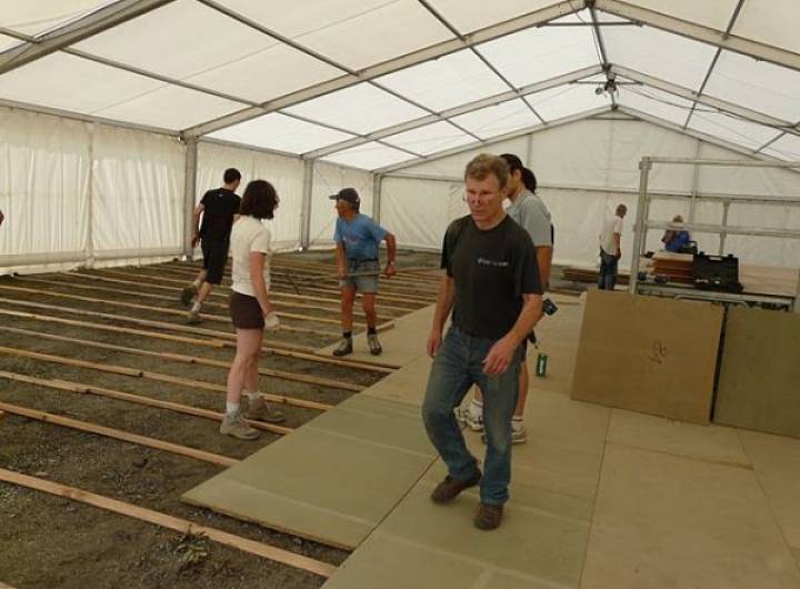 Montage du chapiteau des Varins en juillet 2010 - Bernard Demonchy
