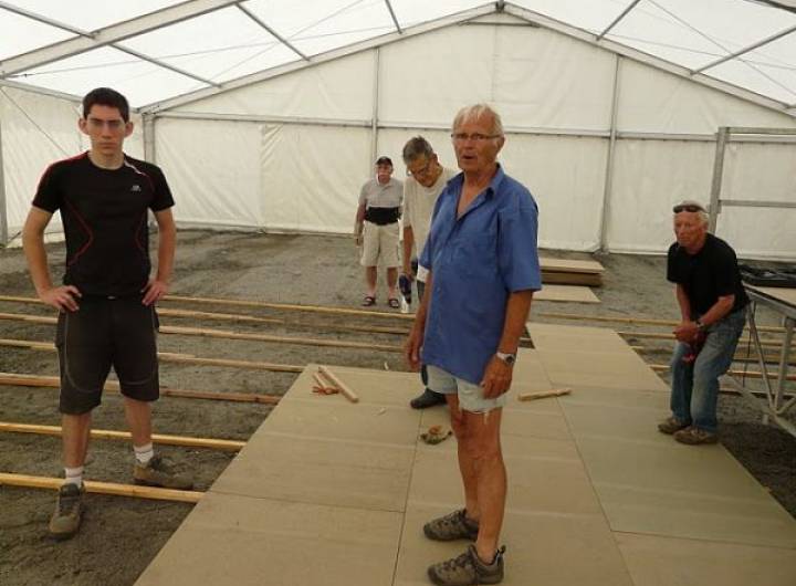 Montage du chapiteau des Varins en juillet 2010 - Bernard Demonchy