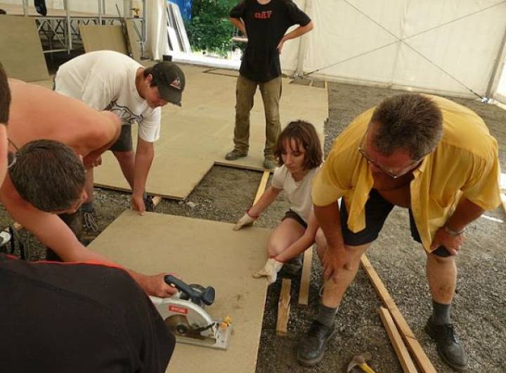Montage du chapiteau des Varins en juillet 2010 - Bernard Demonchy