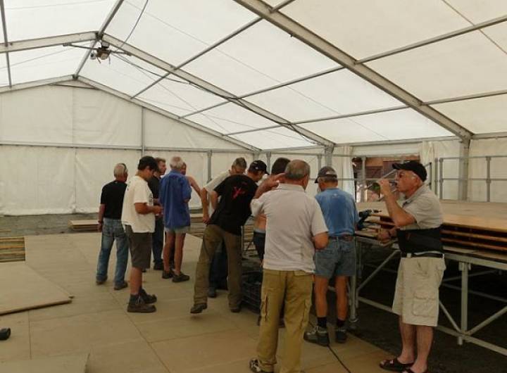 Montage du chapiteau des Varins en juillet 2010 - Bernard Demonchy
