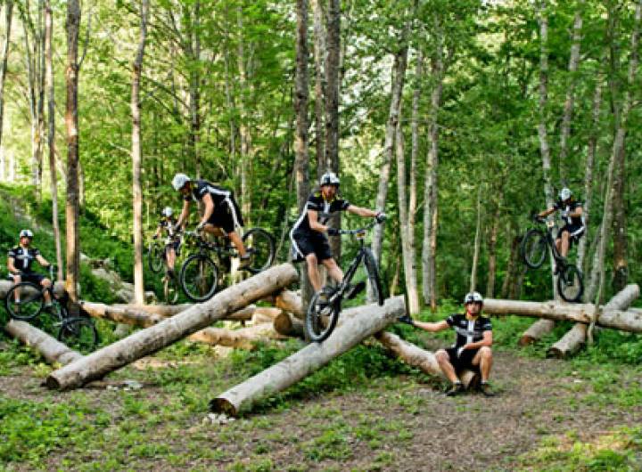 Thomas Destours, champion de VTT trial pralin, sur son terrain de jeu
