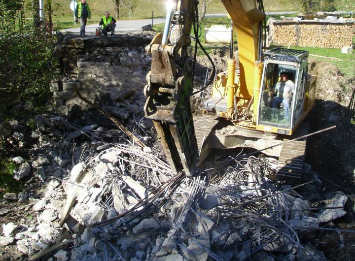 Le pont de la Rosière pendant l'intervention de la pelleteuse le 17 octobre 2011