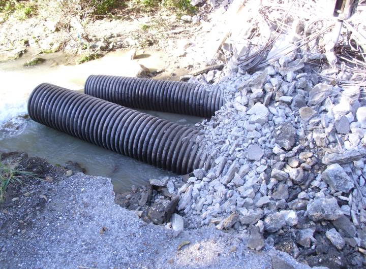 Les grandes buses installées dans l'Arly durant la destruction du pont de la Rosière en octobre 2011