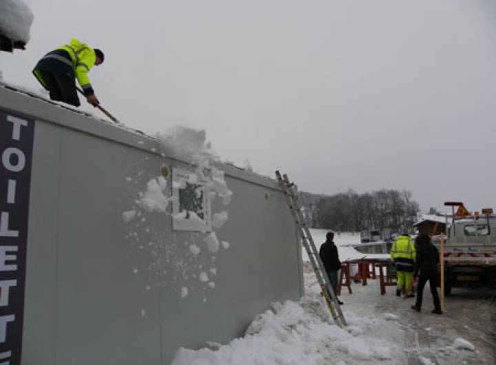 Habillage des toilettes des pistes avec des tricots réalisés par des Pralins, le 13 décembre 2011. - Sylvie Bessy