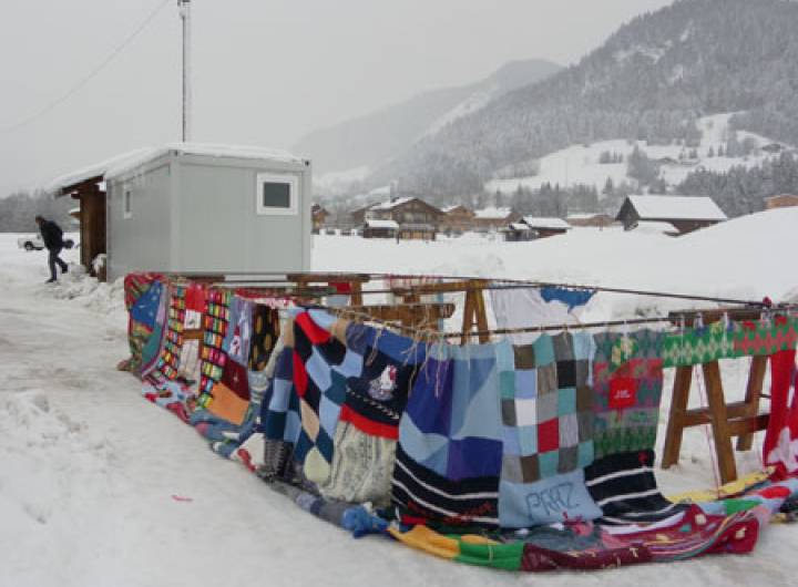 Habillage des toilettes des pistes avec des tricots réalisés par des Pralins, le 13 décembre 2011. - Sylvie Bessy