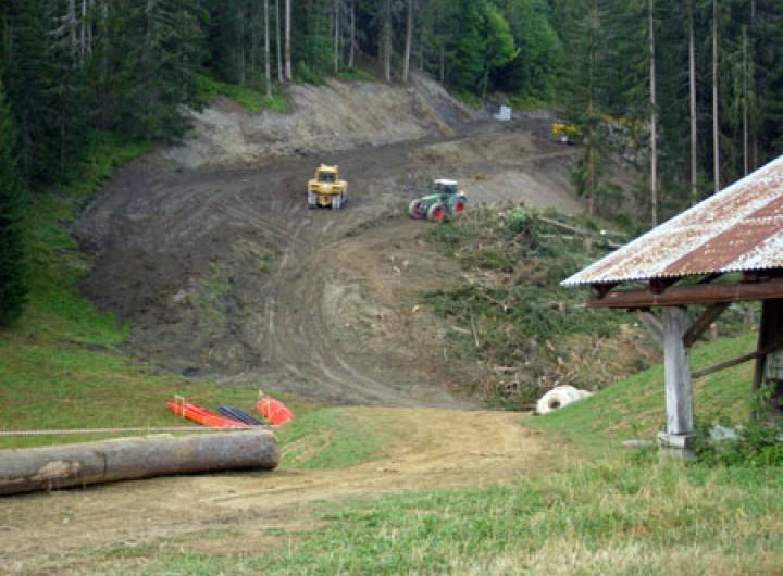 Élargissement de la jonction Praz-Flumet qui a démarré en septembre 2012 : arrivée de la nouvelle piste du Dahu au niveau des Évettes