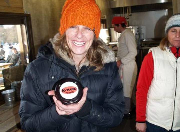 Larissa présente son système ingénieux pour les commandes de repas. Les clients, une fois la commande passée, partent s'installer en terrasse et sont &quot;bippés&quot; dès que leur repas est prêt à retirer au snack.