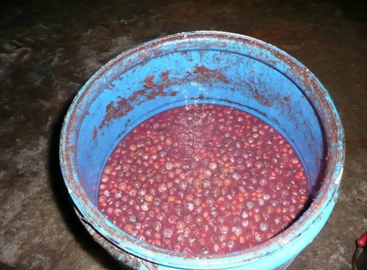 Le bouilleur de cru, Jean-Paul Mugnier, à Praz, le 26 décembre 2012 - David Morineau