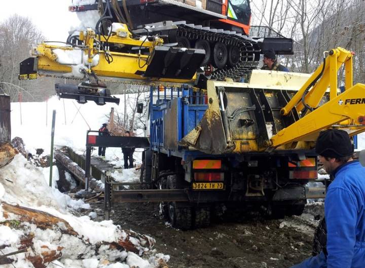 Évacuation d'une dameuse tombée dans Cassioz, suite à l'effondrement de la passerelle reliant les Varins au domaine nordique, le 2 février 2013 - Yann et Jean-Paul Jaccaz