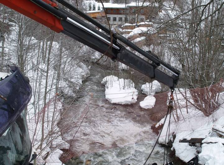 Évacuation d'une dameuse tombée dans Cassioz, suite à l'effondrement de la passerelle reliant les Varins au domaine nordique, le 2 février 2013 - Yann et Jean-Paul Jaccaz