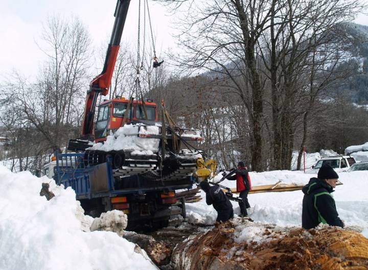 Évacuation d'une dameuse tombée dans Cassioz, suite à l'effondrement de la passerelle reliant les Varins au domaine nordique, le 2 février 2013 - Yann et Jean-Paul Jaccaz