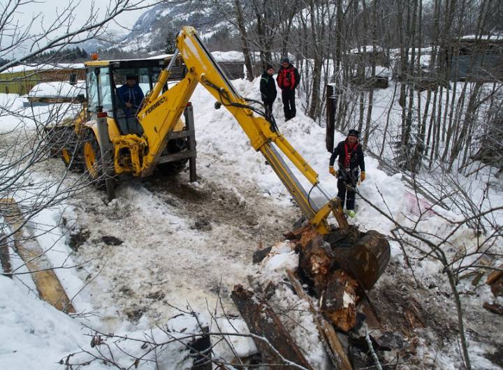 Évacuation d'une dameuse tombée dans Cassioz, suite à l'effondrement de la passerelle reliant les Varins au domaine nordique, le 2 février 2013 - Yann et Jean-Paul Jaccaz