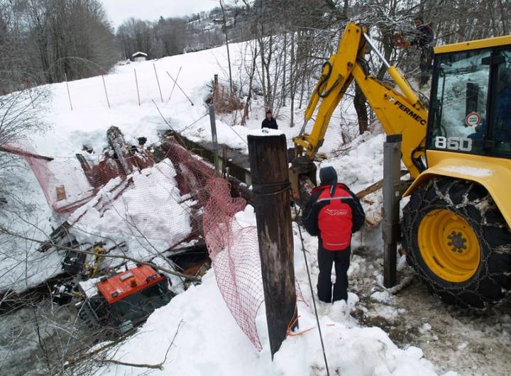Évacuation d'une dameuse tombée dans Cassioz, suite à l'effondrement de la passerelle reliant les Varins au domaine nordique, le 2 février 2013 - Yann et Jean-Paul Jaccaz