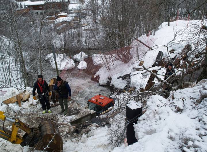 Évacuation d'une dameuse tombée dans Cassioz, suite à l'effondrement de la passerelle reliant les Varins au domaine nordique, le 2 février 2013 - Yann et Jean-Paul Jaccaz