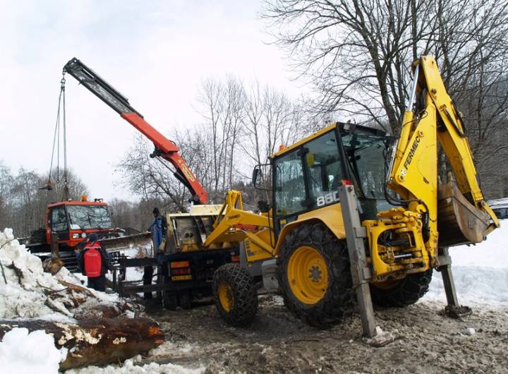 Évacuation d'une dameuse tombée dans Cassioz, suite à l'effondrement de la passerelle reliant les Varins au domaine nordique, le 2 février 2013 - Yann et Jean-Paul Jaccaz