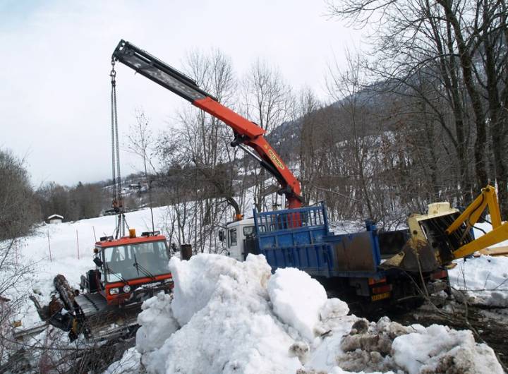 Évacuation d'une dameuse tombée dans Cassioz, suite à l'effondrement de la passerelle reliant les Varins au domaine nordique, le 2 février 2013 - Yann et Jean-Paul Jaccaz