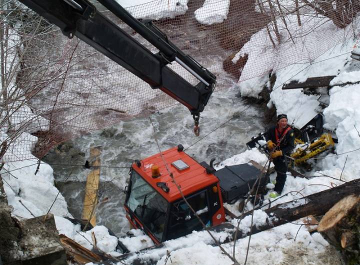 Évacuation d'une dameuse tombée dans Cassioz, suite à l'effondrement de la passerelle reliant les Varins au domaine nordique, le 2 février 2013 - Yann et Jean-Paul Jaccaz