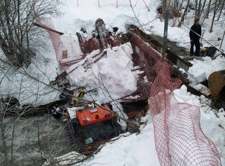 Évacuation d'une dameuse tombée dans Cassioz, suite à l'effondrement de la passerelle reliant les Varins au domaine nordique, le 2 février 2013 - Yann et Jean-Paul Jaccaz