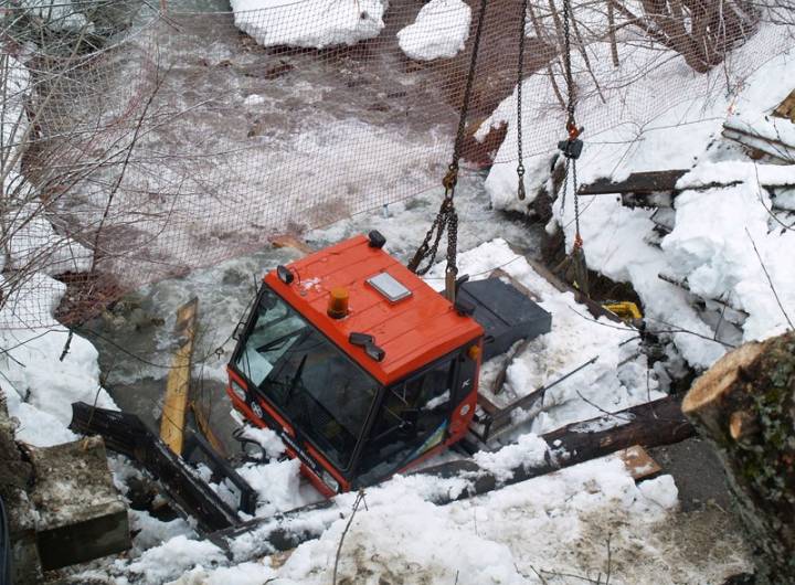 Évacuation d'une dameuse tombée dans Cassioz, suite à l'effondrement de la passerelle reliant les Varins au domaine nordique, le 2 février 2013 - Yann et Jean-Paul Jaccaz