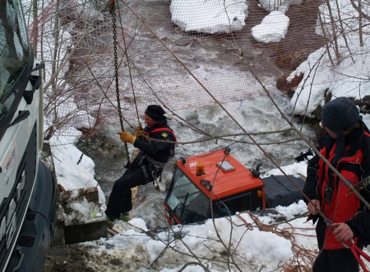 Évacuation d'une dameuse tombée dans Cassioz, suite à l'effondrement de la passerelle reliant les Varins au domaine nordique, le 2 février 2013 - Yann et Jean-Paul Jaccaz